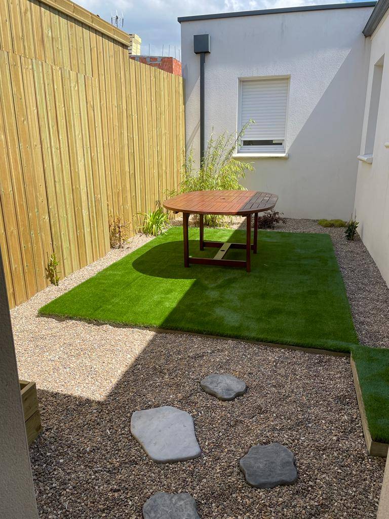 Aménagement d’un patio avec habillage d’une dalle béton avec pelouse synthétique
